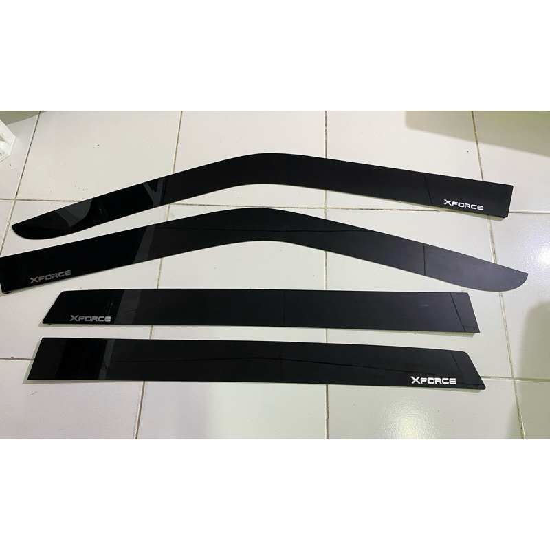 รางน้ํารถฉีดแบน Mitsubishi XFORCE 4 ชิ้น