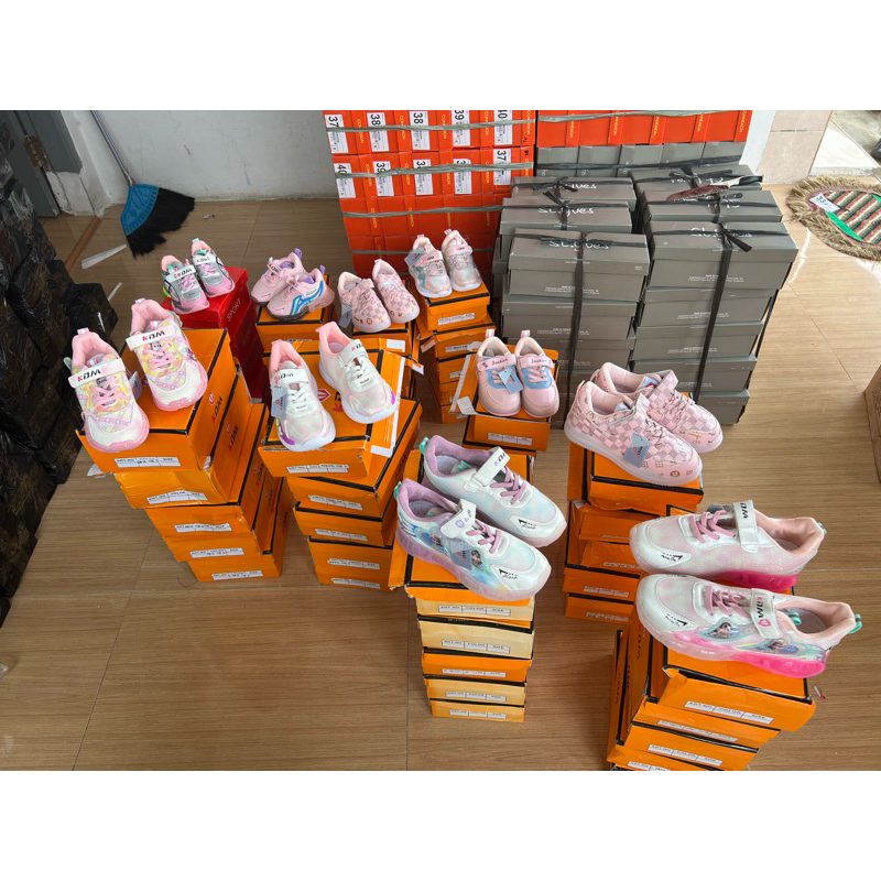 รองเท้านําเข้าแบรนด์ KDM ไฟ LED POOOL