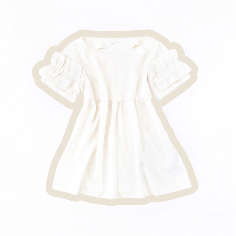 Fille Dollette Ruffle Line Sleeve Top In Off-White เสื้อยืดแขนสั้นลูกไม้ Accent Round Collar ครีมนมส