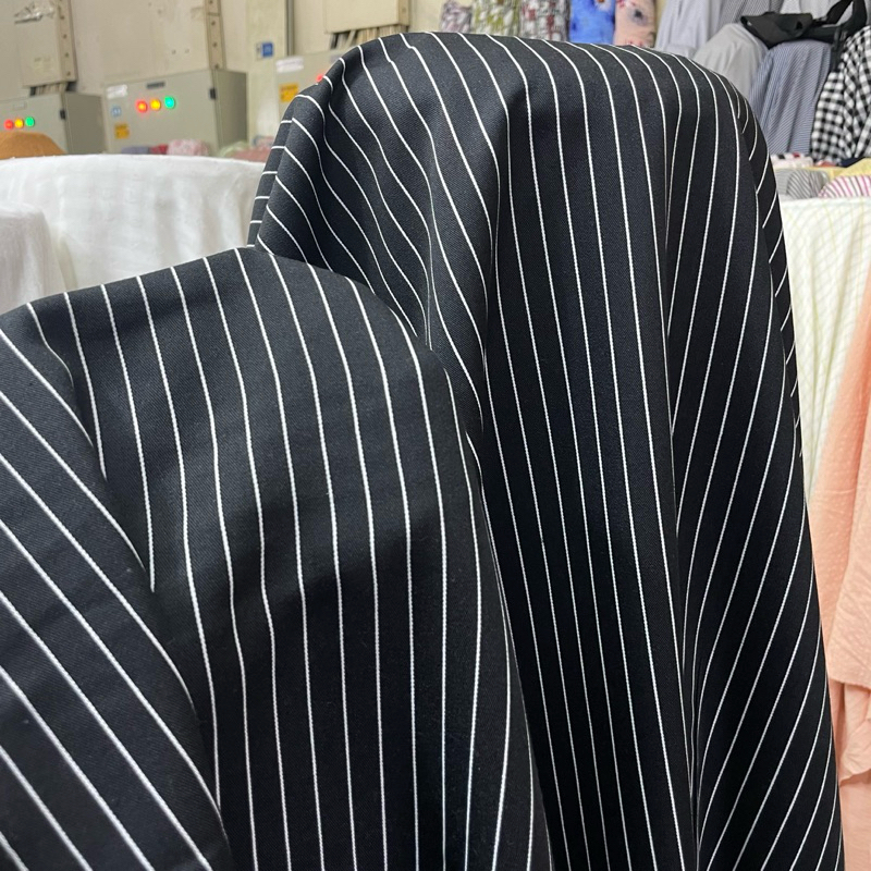 KATUN ผ้าคอตตอนทวิลลายทางสีดํา (ราคา 0.5mtr/50cm)