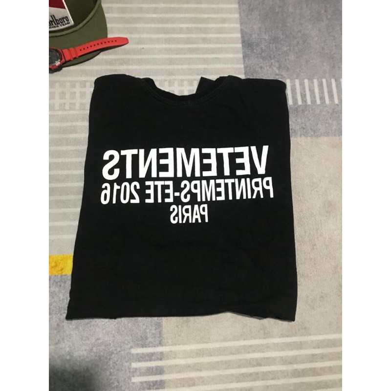 เสื้อยืด Vetements**