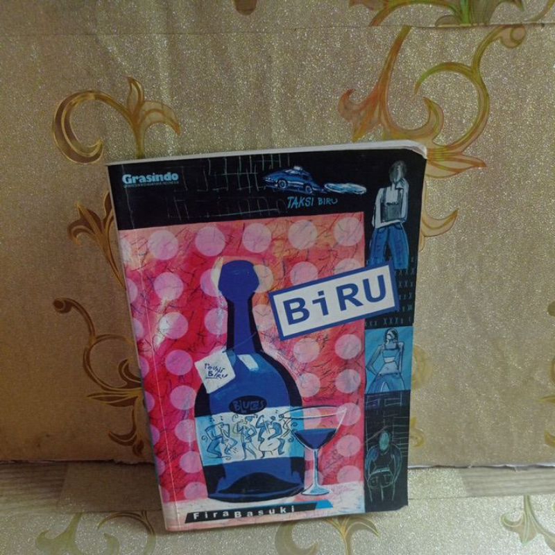 สีฟ้าโดย Fira Basuki