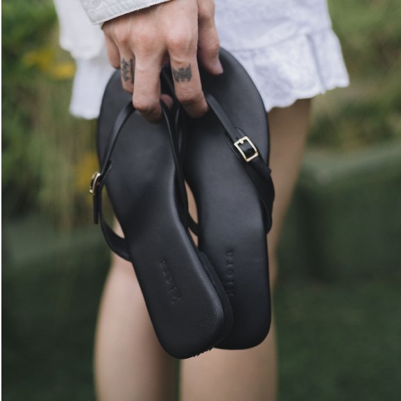 Hot Deal Kiera รองเท้าแตะผู้หญิง Alaia Black