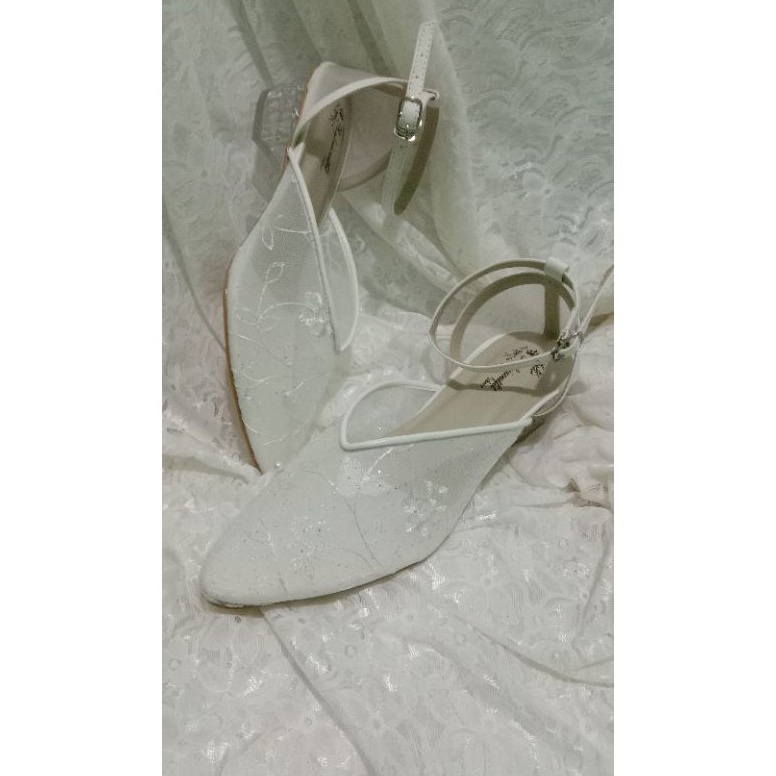 CODE O53J Arummi รองเท้าสีขาว รองเท้าผู้หญิงสวย มีสายรัดตาข่าย 3 ซม. ส้นเต้าหู้แก้ว