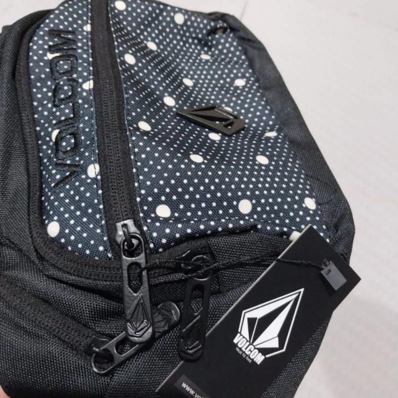 VOLCOM กระเป๋าคาดเอวโลโก้เหล็ก โวลคอม สําหรับผู้ชายและผู้หญิง