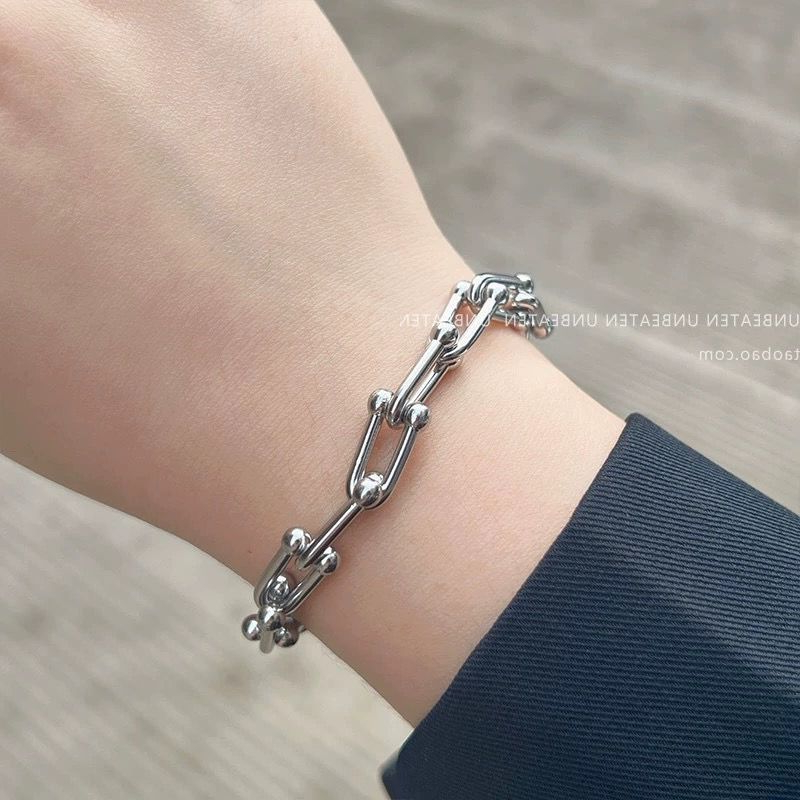 สร้อยข้อมือผู้หญิงหรูหรา& 39;s ทําจากไทเทเนียมชุบทองสแตนเลส 18k