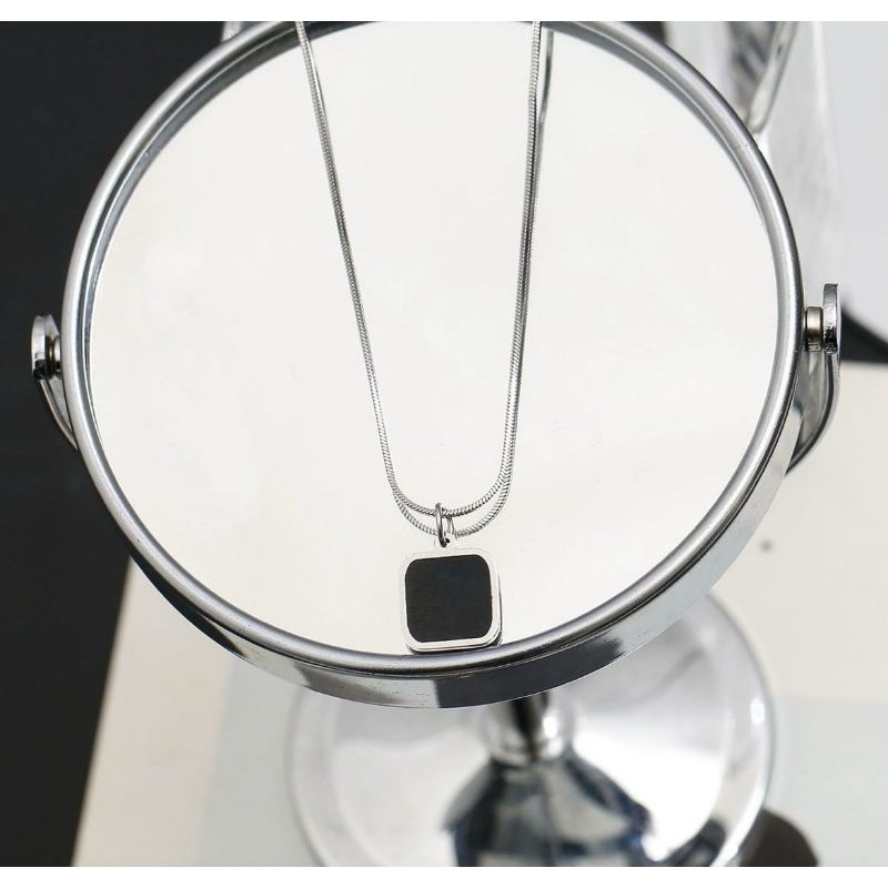 สร้อยคอ ROUND EEL TITANIUM พร้อมการจับคู่สีดําและทันสมัย