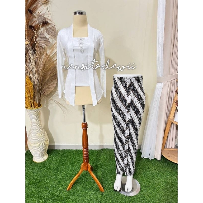 [1 Set สีขาว] Kubaru Kebaya + กระโปรงจีบ / Prg Sinta Motif