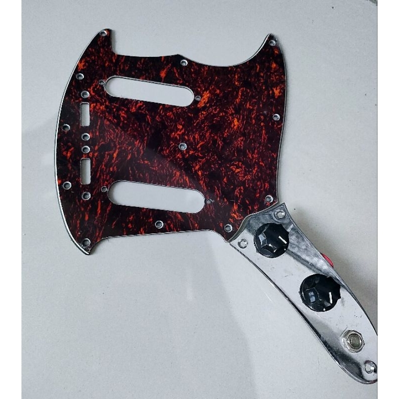 แผ่นควบคุม pickguard Fender Squier Vintage Modified Mustang