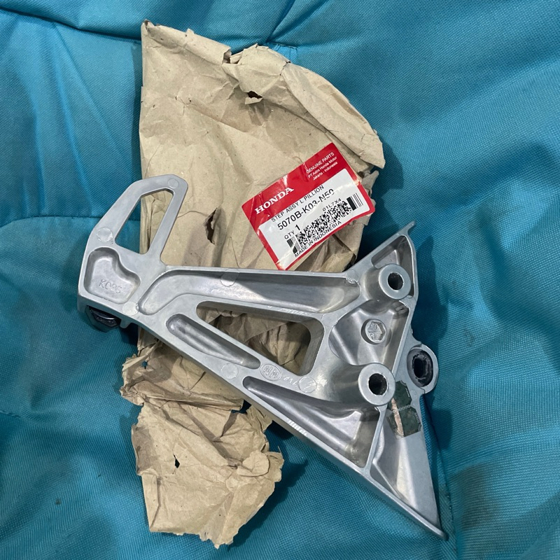 5070BK03N50 ตัวยึดขั้นบันไดซ้ายสําหรับ Honda Revo 110 FI ครบชุด