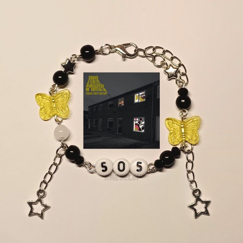 สร้อยข้อมือ 505 โดย amegelin | สร้อยข้อมือลูกปัด Arctic monkeys ความงาม grunge y2k