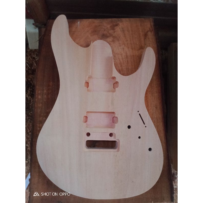 ตัวกีตาร์ Ibanez az mahony 1pis