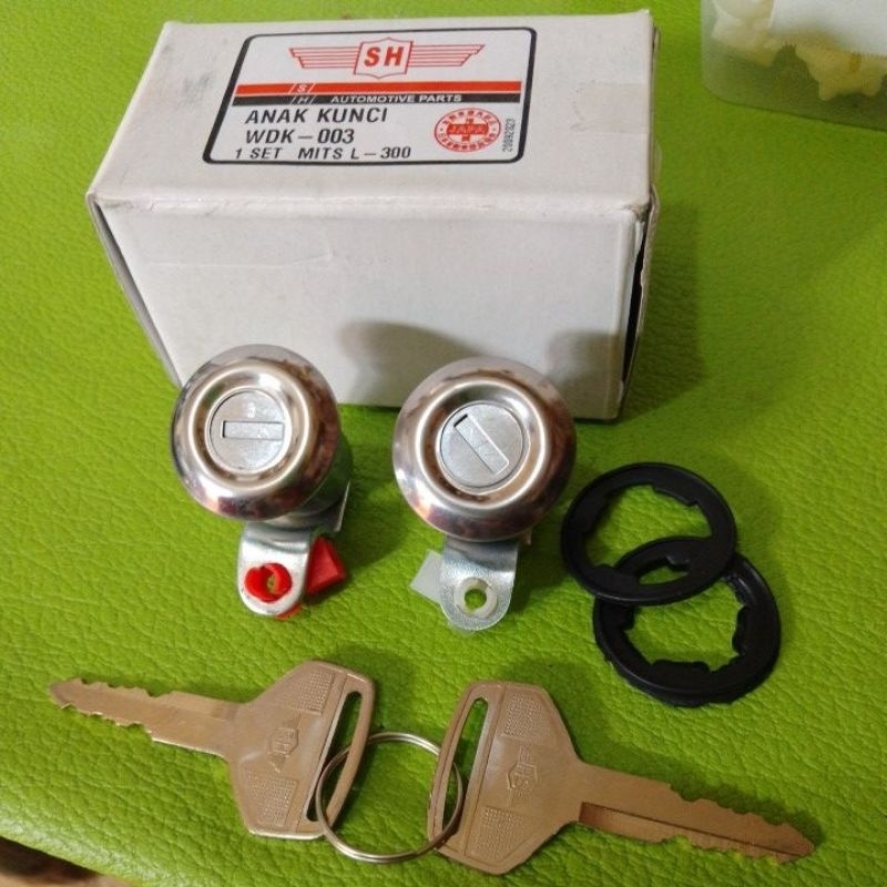 อุปกรณ์ล็อคประตูซ้าย ขวา สําหรับ Mitsubishi L300bensin L038 L039 1 ชุด
