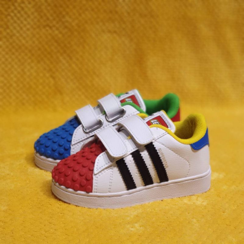 รองเท้าเด็กชายและเด็กหญิง Adidas Superstar Lego รองเท้าผ้าใบสีน้ําเงินสีแดงสําหรับเด็ก