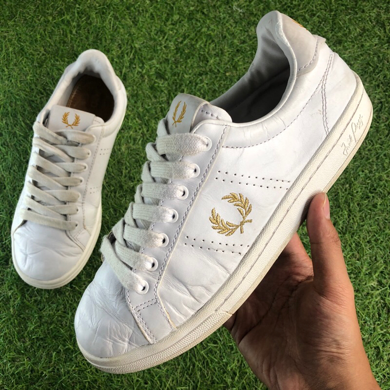 รองเท้าผ้าใบหนัง Fred Perry Preloved