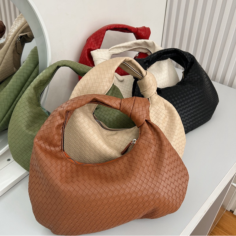 Bailey Market Carol Hobo Bag ทอหรูหรา