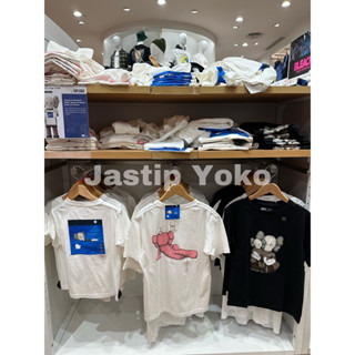 เสื้อยืดแขนสั้น ลาย KAWS UNIQLO สําหรับเด็ก