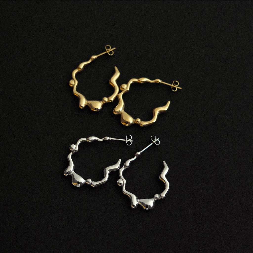 Arnaé Archive ต่างหูแบบห่วงสตั๊ดแบบฟลูอิด ต่างหูสําหรับผู้ชายและผู้หญิงสแตนเลส