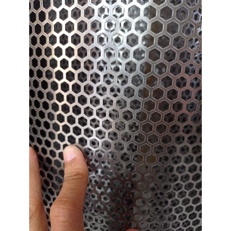 ขนาด 28x87 ซม. และขนาด 33x87 ซม. โครงตะแกรงลายหกเหลี่ยม 6 มม. หนา 0.8 มม