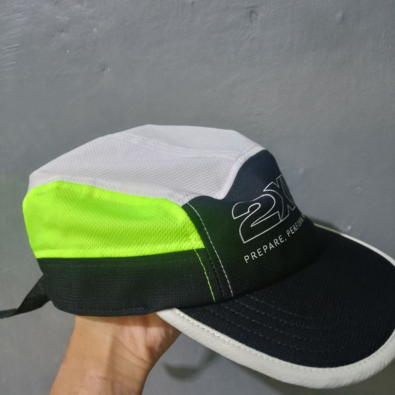 2XU หมวกความเร็วเบา Preloved