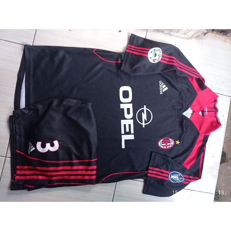 Hitam Ac Milan Black ใน 2000 ขนาด 72*52