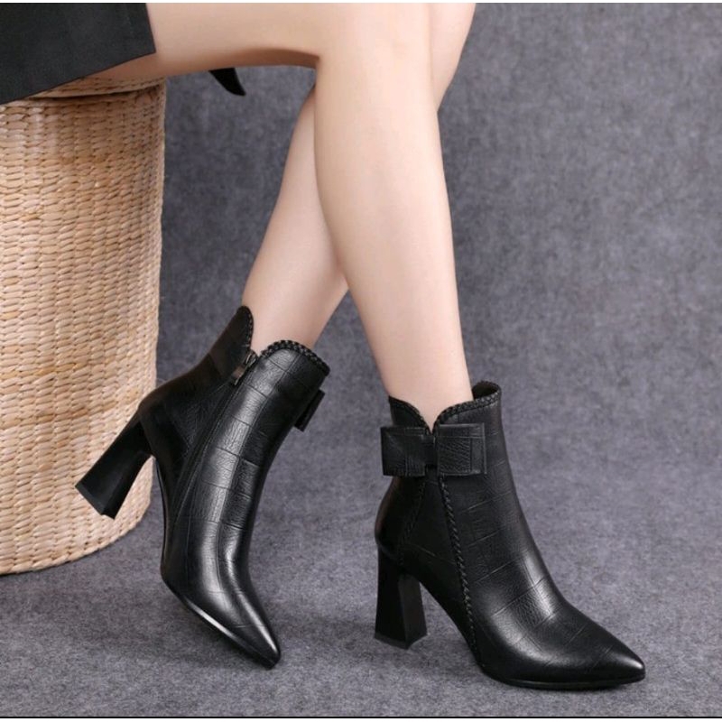 JINSU - KOREAN FASHION OUTLOOK BOOT HEELS