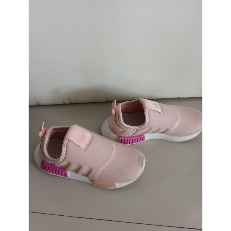 Adidas nmd รองเท้าผ้าใบลําลอง สีชมพู สําหรับเด็ก ไซซ์ 32