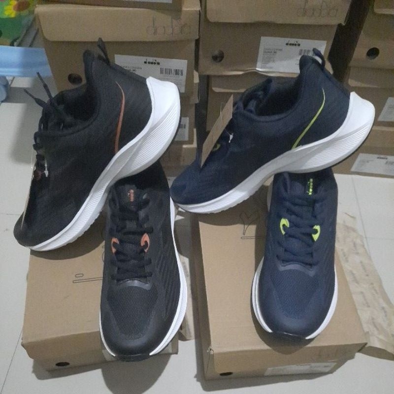 รองเท้า Diadora Guava สีดําและกรมท่า