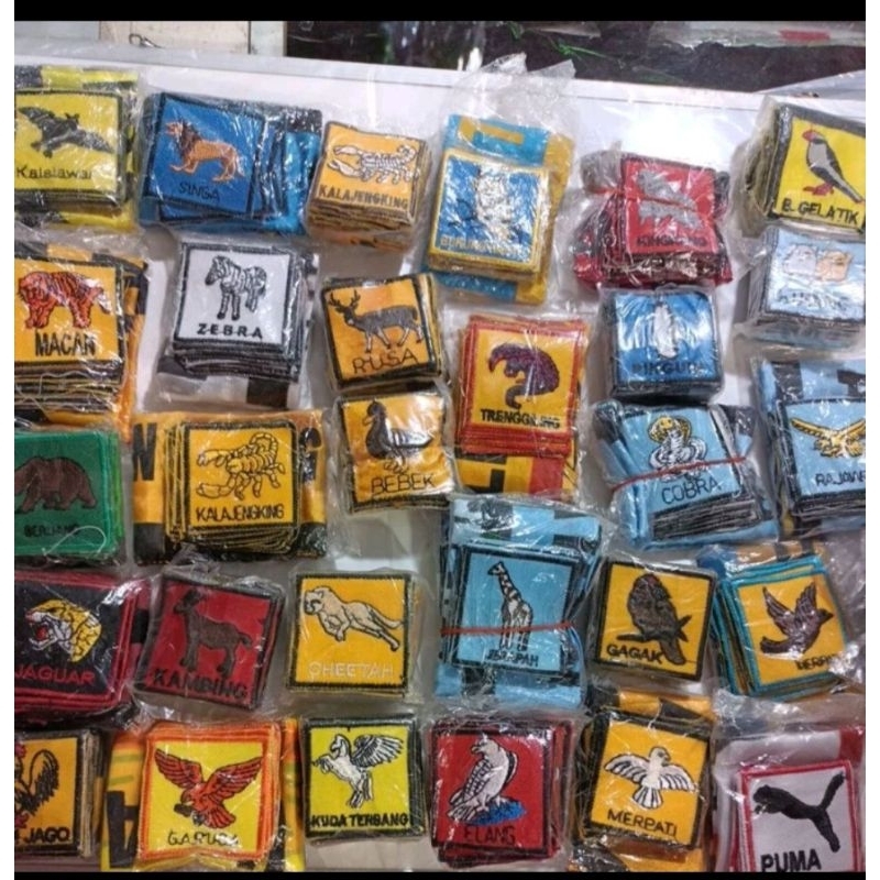 1 ชุดของ BOYS ANIMAL SQUAD BET / SCOUT EMBROIDERED BET (10 ชิ้น + ธง 1 ชิ้น)