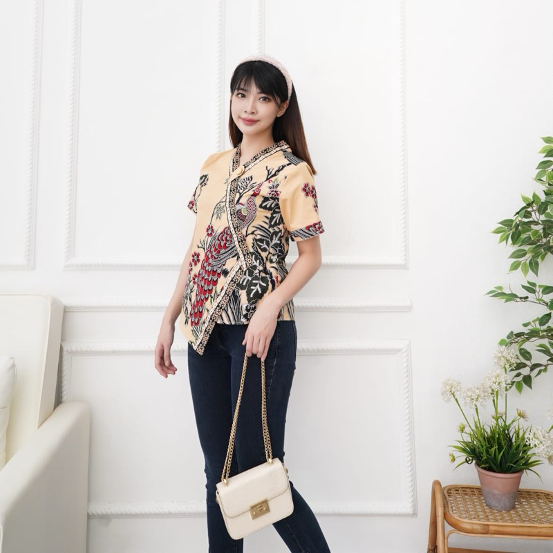 T102c goldie เสื้อสีน้ําตาล