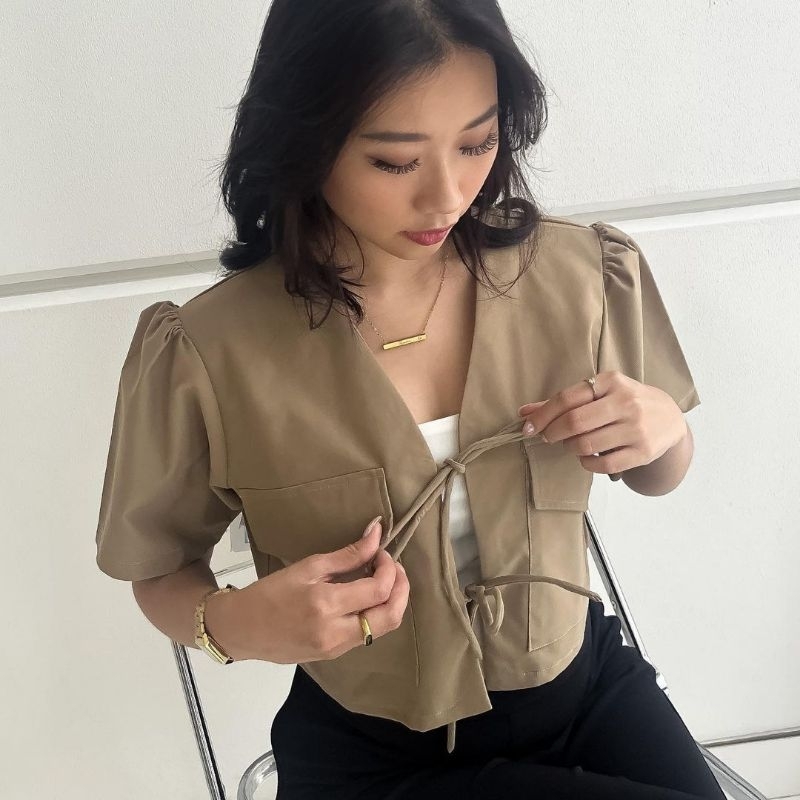 Haeun - Haerin Ribbon Outer Cargo Top Coquette / เสื้อครอปริบบิ้นผู้หญิง / เสื้อตัวนอกเกาหลี
