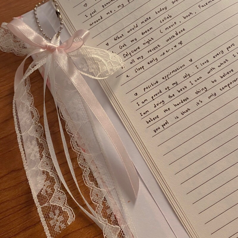 ! ริบบิ้นแฮนด์เมดลูกไม้ Coquette | พวงกุญแจ | โดย Zifara Coquette