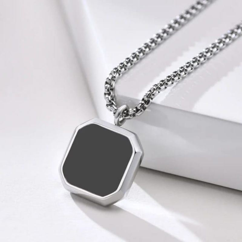 สร้อยคอไทเทเนียมสําหรับผู้ชาย RUSTED ENAMEL SQUARE PENDANT, SILVER AND GOLD ANTI