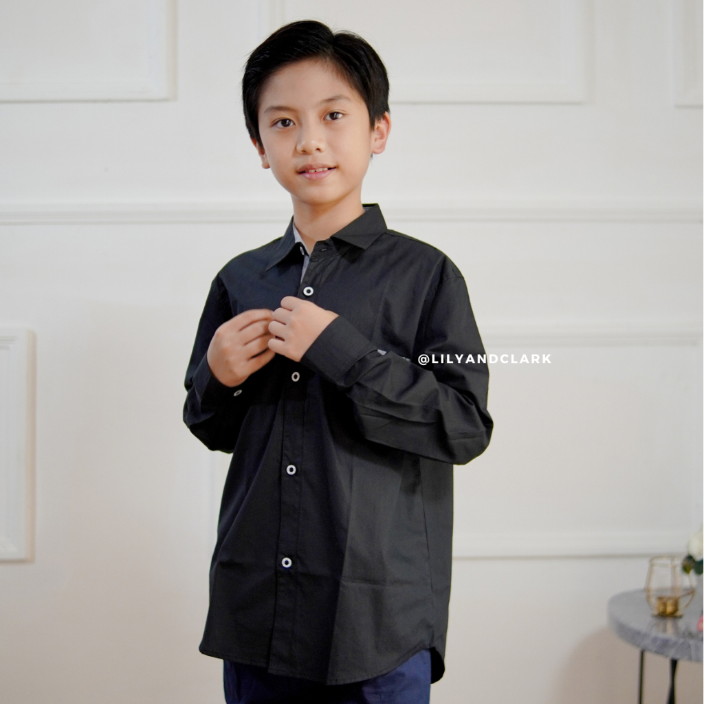KEMEJA LILY และ CLARK เสื้อเชิ้ตคอจีนแขนยาวสีดํา KKR01