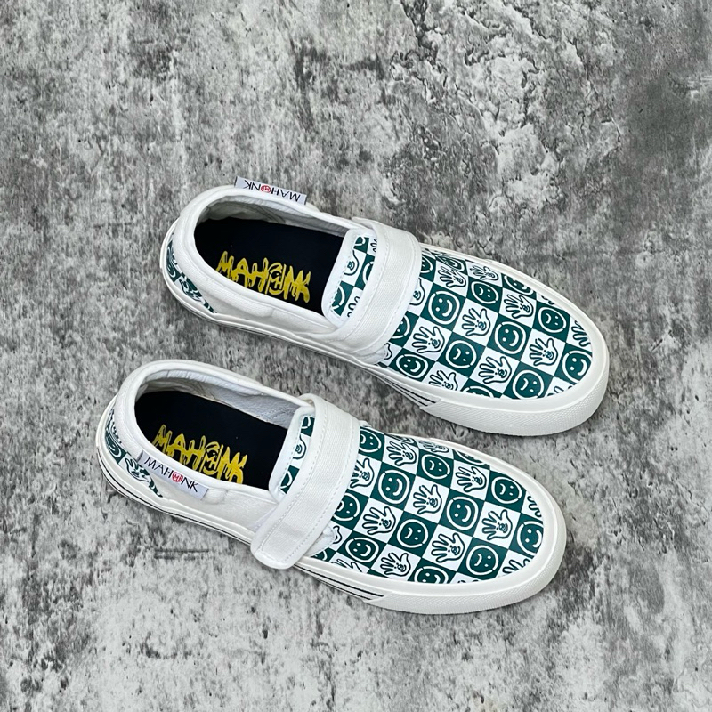 รองเท้า LOKAL Mahonk - Slip On Velcro Motif วัสดุผ้าใบ // แบรนด์ท้องถิ่นดั้งเดิม // รองเท้าส้นแบน ฟรี ฟุต /// รองเท้าผ้าใบดั้งเดิม