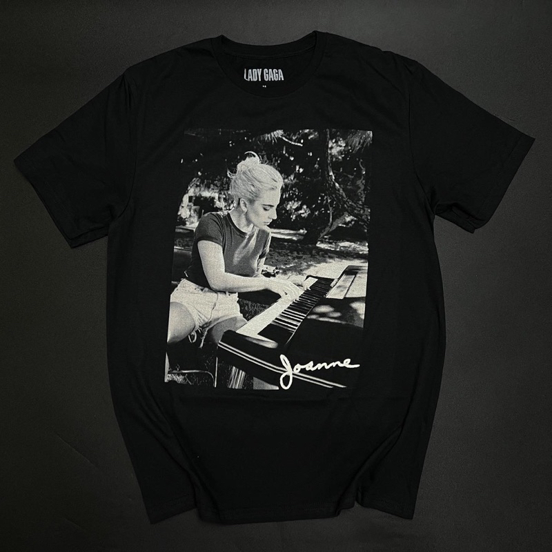เสื้อยืดอย่างเป็นทางการ Lady Gaga - Joanne Piano