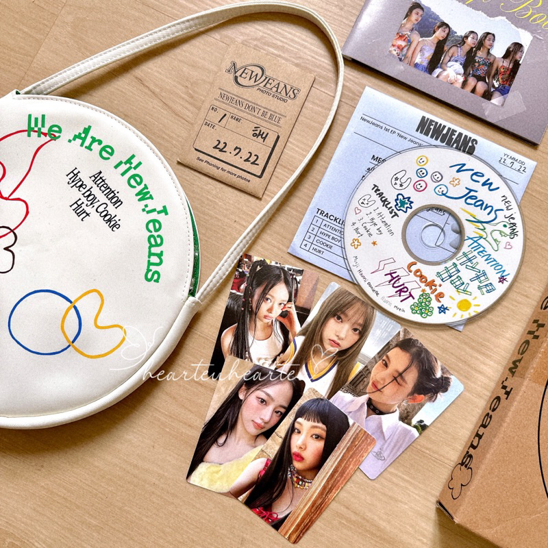 Hearteuhearteu [READY STOCK] [OFFICIAL] Newjeans Limited Bag White จาก 1st Ep Debut Album รวม photoc