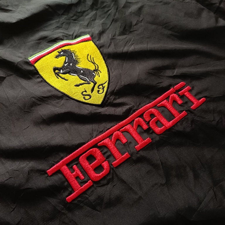 เสื้อแจ็กเก็ตกันลม Ferrari Vtg สีดํา