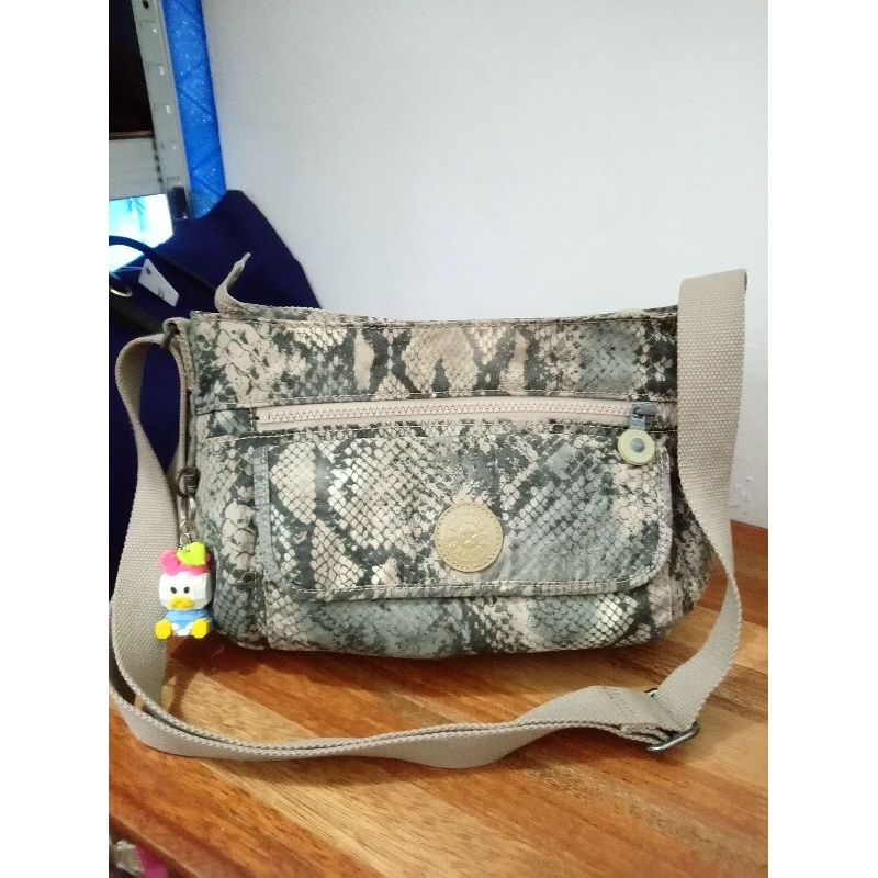 กระเป๋าสะพายข้าง Kipling Preloved Syro Series Snake Motif