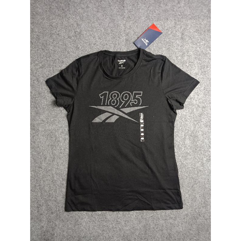 Reebok TEE VECTOR 1895 "BLACK" เสื้อยืดผู้หญิง ORIGINAL WGCLT924A