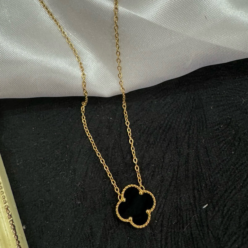 สร้อยคอไทเทเนียมโคลเวอร์สีดํา 15mm K04274-O