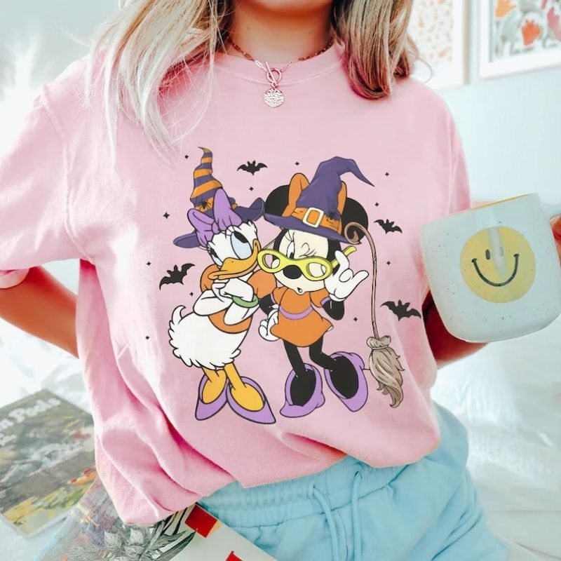 เสื้อยืด DEESI & MINNE WITH HALLOWEEN HAT/CUSTOM NAME/BIRTHDAY