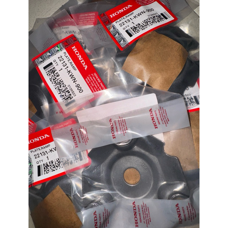 (KWN). ฝาครอบลูกกลิ้ง. วาริโอ125. 22131-นาง-900.