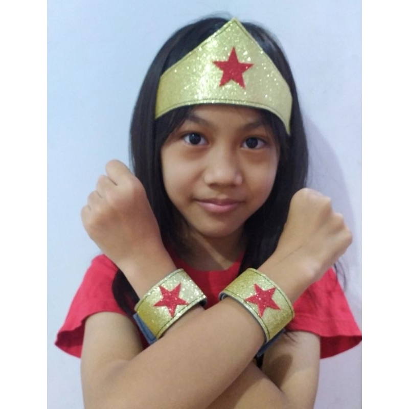 Wonder Woman ชุดที่คาดผมและสร้อยข้อมือ