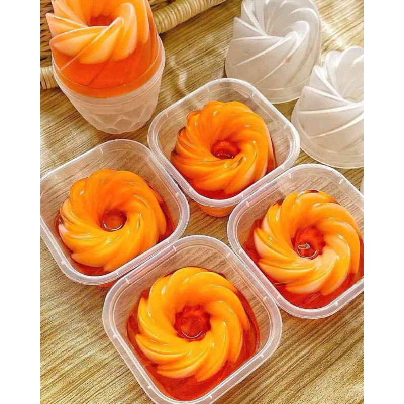 Viral Mini Pudding Mold with Spin Motif ประกอบด้วยแม่พิมพ์ฟองน้ํานึ่ง 12 ชิ้น