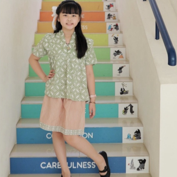 Bekids Aileen ชุดสูทผ้าบาติกสําหรับเด็กผู้หญิงสีเขียว