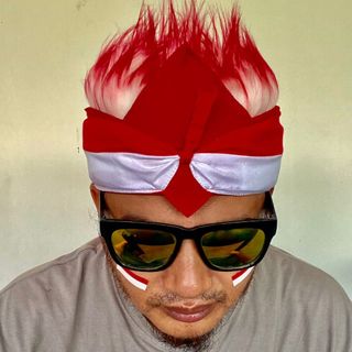 Udeng Merah Putih dengan rambut palsu