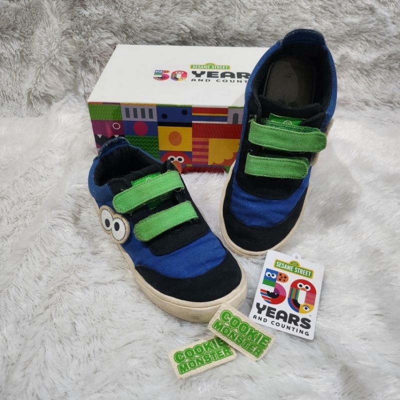 WAKAI KIDS X 50 YEARS SESAME STREET CHILDRENS SHOES SIZE 34