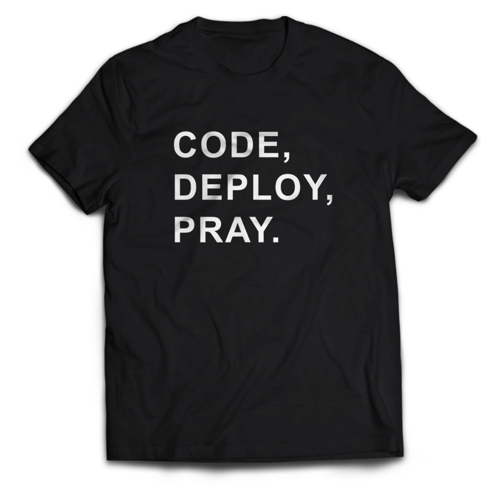 เสื้อยืดนักพัฒนาโปรแกรมผู้ชาย CODE DEPLOY PRAY เสื้อผู้ใหญ่ Unisex PakeKaos