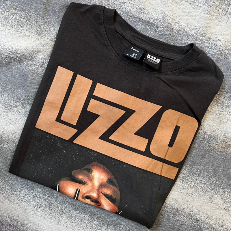 เสื้อยืด Bershka collabs "Lizzo"